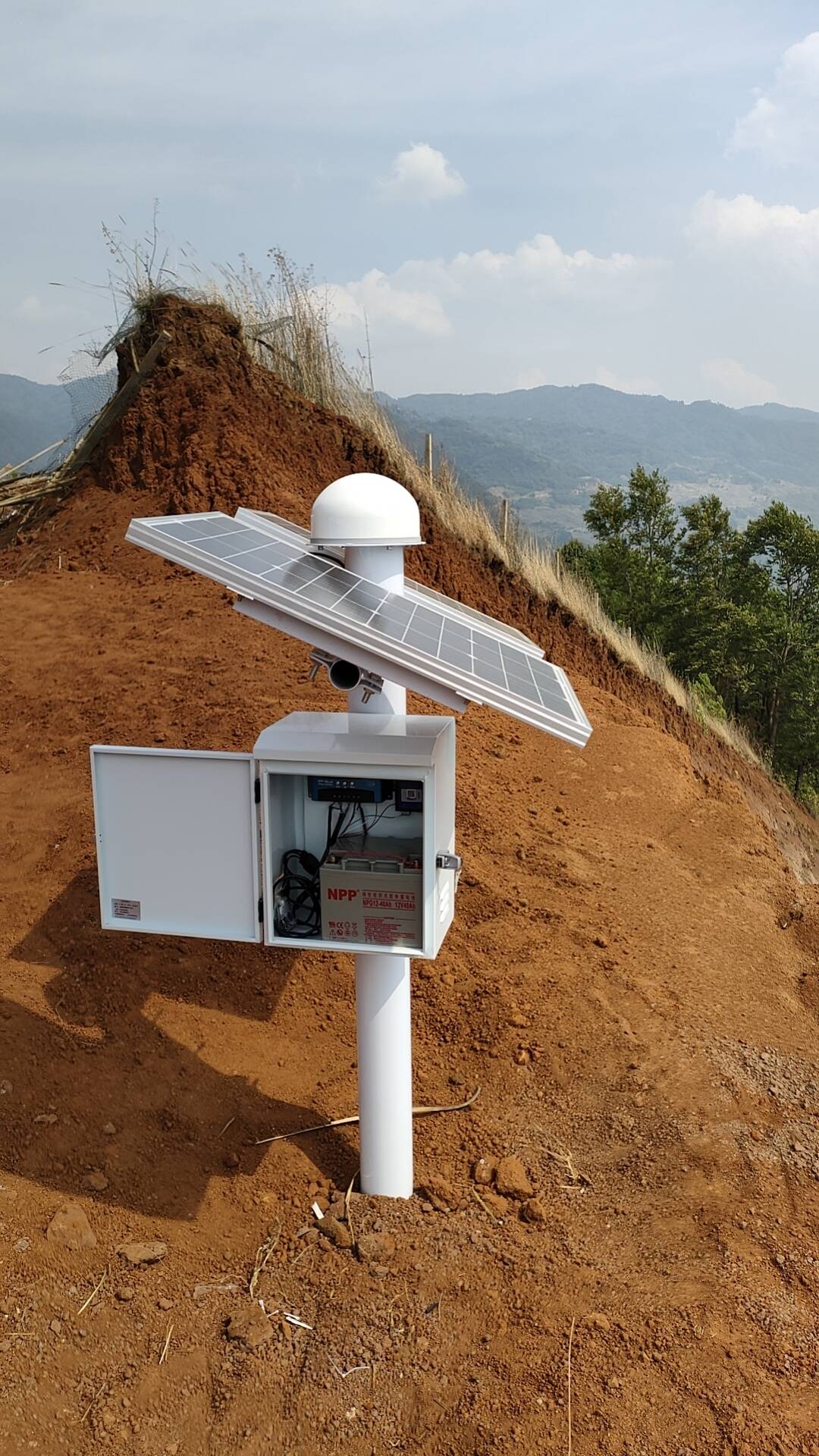 德宏州梁河縣芒東鎮(zhèn)戶那村竹平山采石場位移監(jiān)測站 (3).jpg