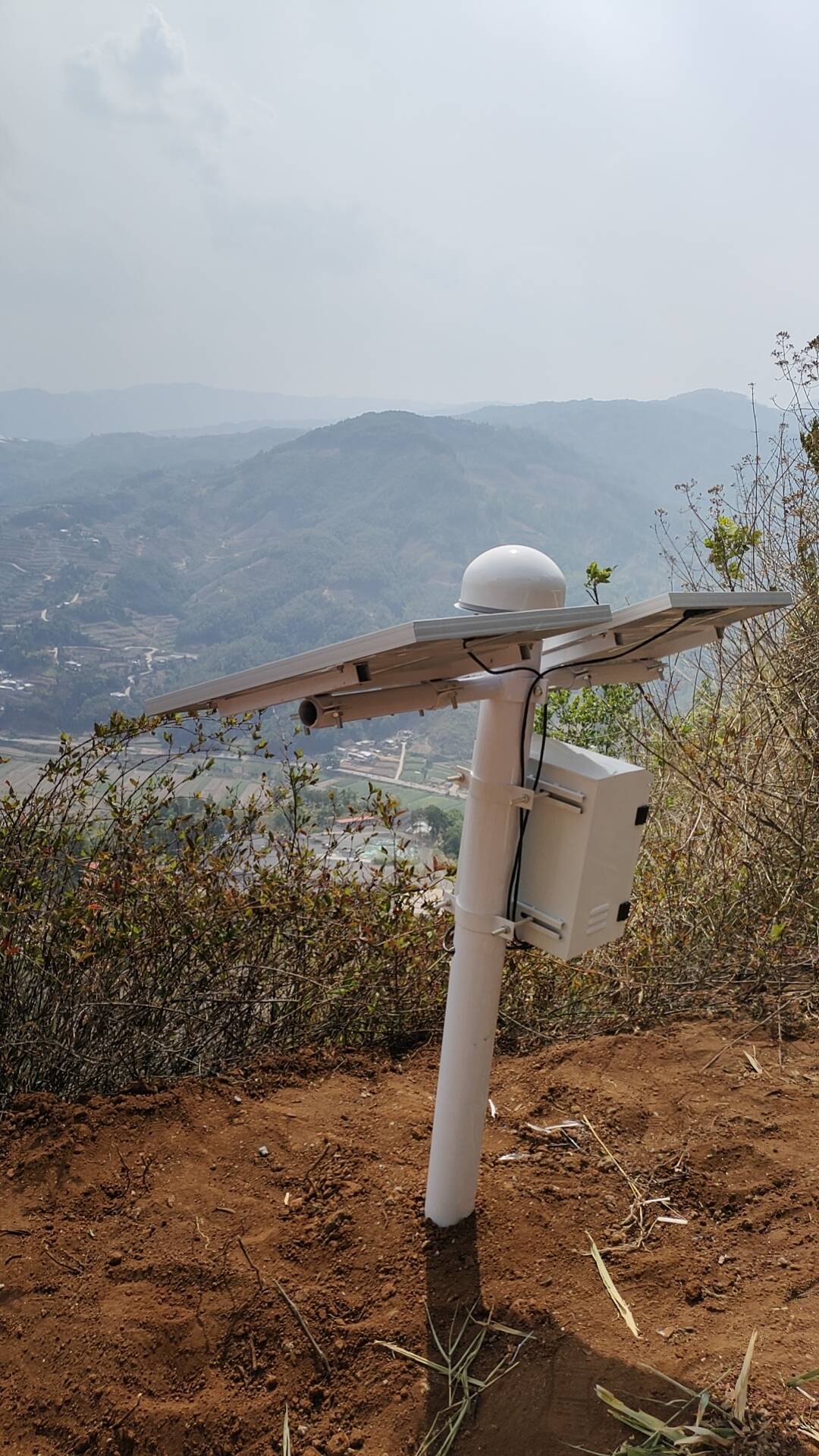 德宏州梁河縣芒東鎮(zhèn)戶那村竹平山采石場位移監(jiān)測站 (4).jpg